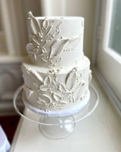 torta de casamiento blanca con detalles dorados